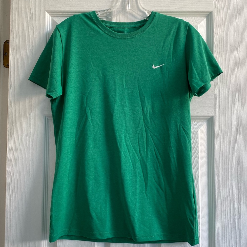💚 Emerald green Nike athletic shirt 💚 - Picture 2 of 6